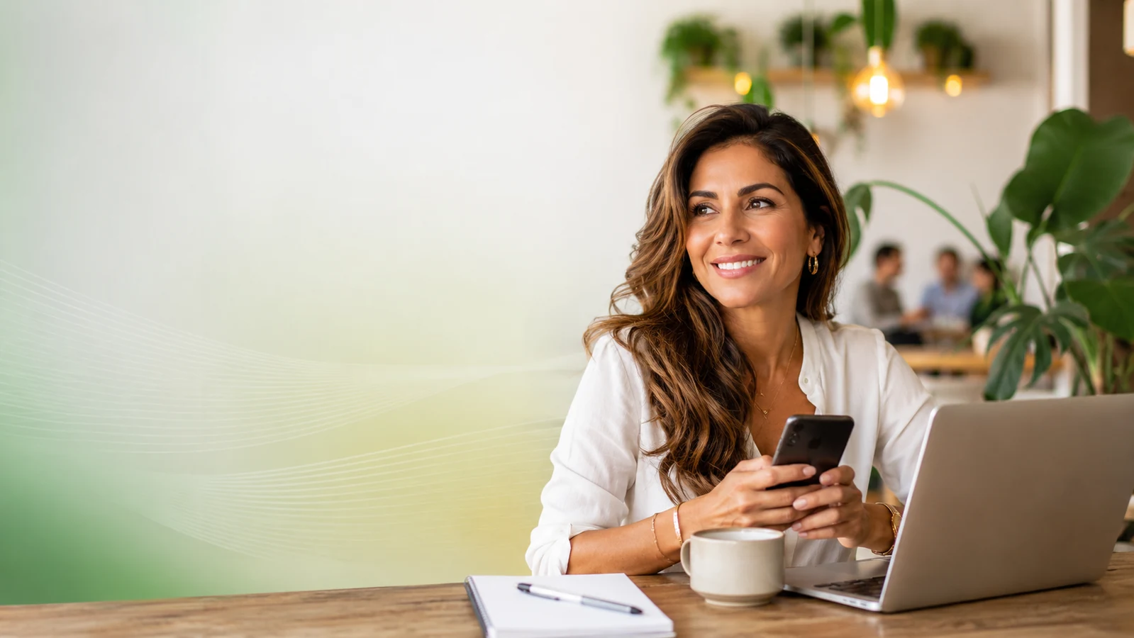 Mujer emprendedora latina usando teléfono y laptop